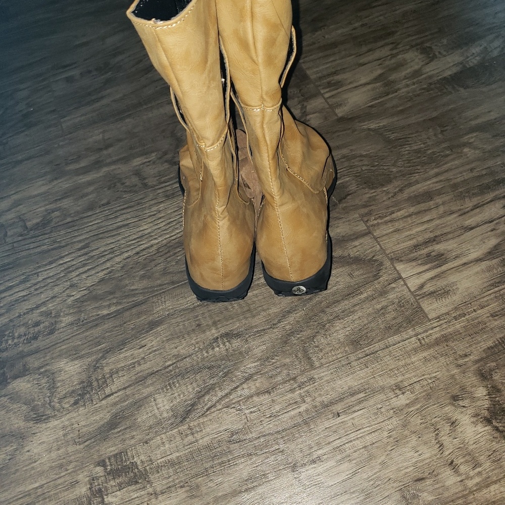 Boots - Picture 5 of 8